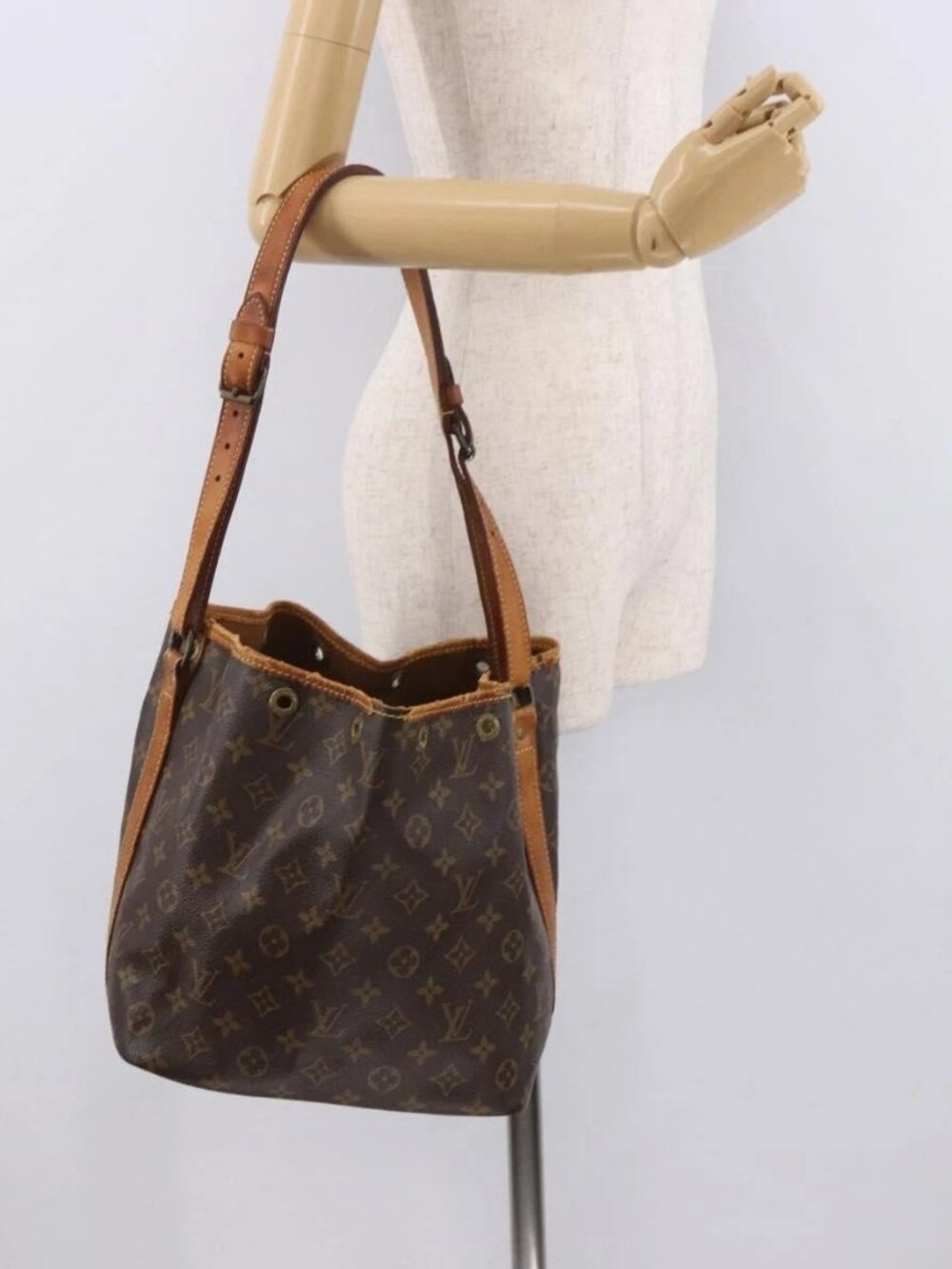 LOUIS VUITTON Monogram Petit Noe Shoulder Bag M42226 LV Auth 189140